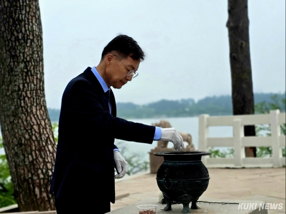 김중남 강릉시장 당선인이 4일 새벽 가톨릭관동대에서 선관위로부터 당선증을 수령한 후 선대위 관계자와 6.3지선 당선인들과 함께 경포대 충혼탑과 3.1만세탑을 방문, 나라를 위해 목숨을 바친 호국영령의 숭고한 희생정신을 기리고, 조국의 독립을 위해 헌신한 선열들에게 참배했다. 김중남 선거사무소 제공