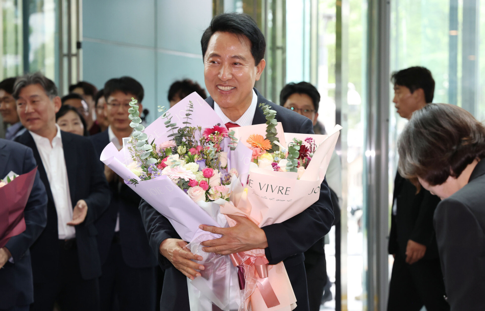 오세훈 서울시장이 4일 서울시청 로비에서 꽃다발을 받은 뒤 기뻐하고 있다. 공동취재단