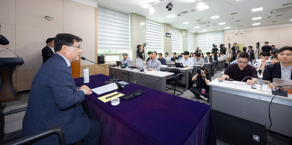 김성환 기후에너지환경부 장관이 4일 정부서울청사에서 열린 기자간담회에서 기자들의 질문에 답변하고 있다. 기후에너지환경부 제공
