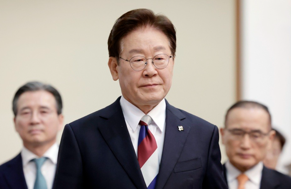 이재명 대통령이 4일 청와대에서 열린 수석보좌관회의에 입장하고 있다. 연합뉴스