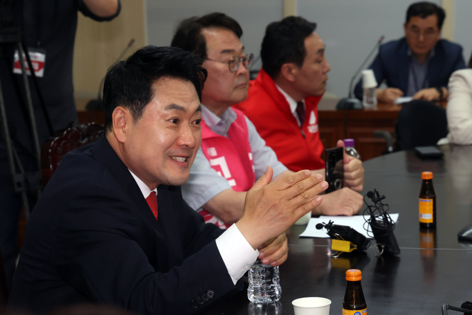 장동혁 상임선거대책위원장이 4일 6.3 지방선거 투표소 용지 부족 사태와 관련해 서울시선거관리위원회를 항의 방문하고 있다. 연합뉴스