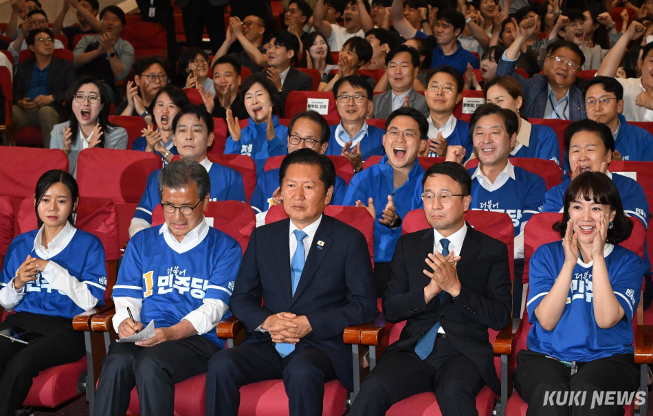 정청래 더불어민주당 대표가 3일 서울 여의도 국회에 마련한 제9회 전국동시지방선거·국회의원 재보궐선거 개표상황실에서 출구조사결과를 지켜보고 있다. 정 대표는 시종일관 차분한 표정을 유지했다. 사진공동취재단