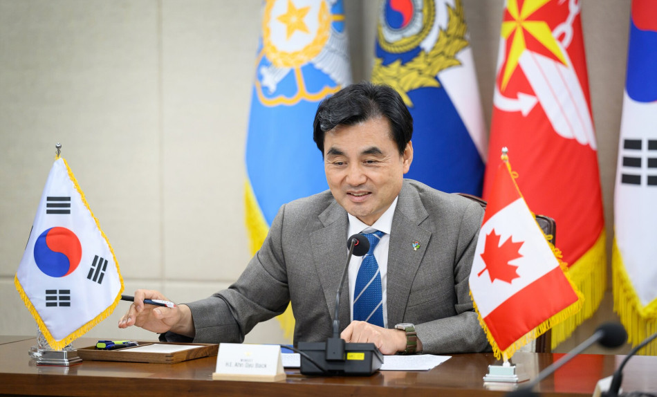 안규백 국방부 장관이 4일 데이비드 맥귄티 캐나다 국방부 장관과 공조통화를 하며 양국 간 주요 국방 현안과 협력 방안을 논의하고 있다. 국방부 제공