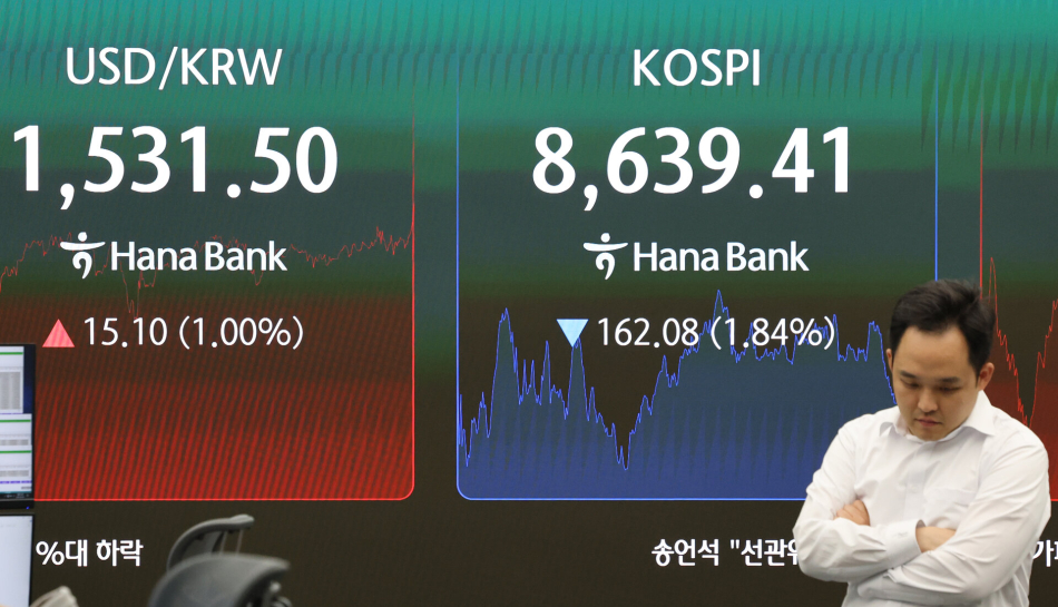 4일 오후 서울 중구 하나은행 딜링룸 현황판. 연합뉴스