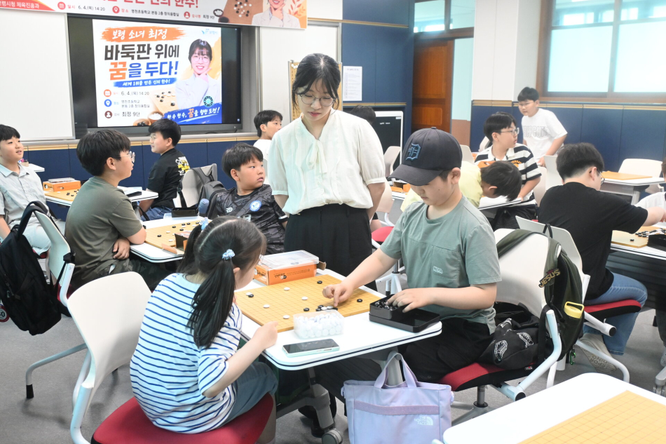 만 29세 명예 총감독 최정 9단이 특별 강연을 하고 있다. 한국기원 제공