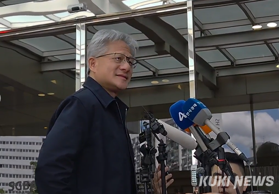 젠슨 황 엔비디아 최고경영자(CEO)가 서울 김포비즈니스항공센터를 통해 한국을 방문했다. 이소연 기자