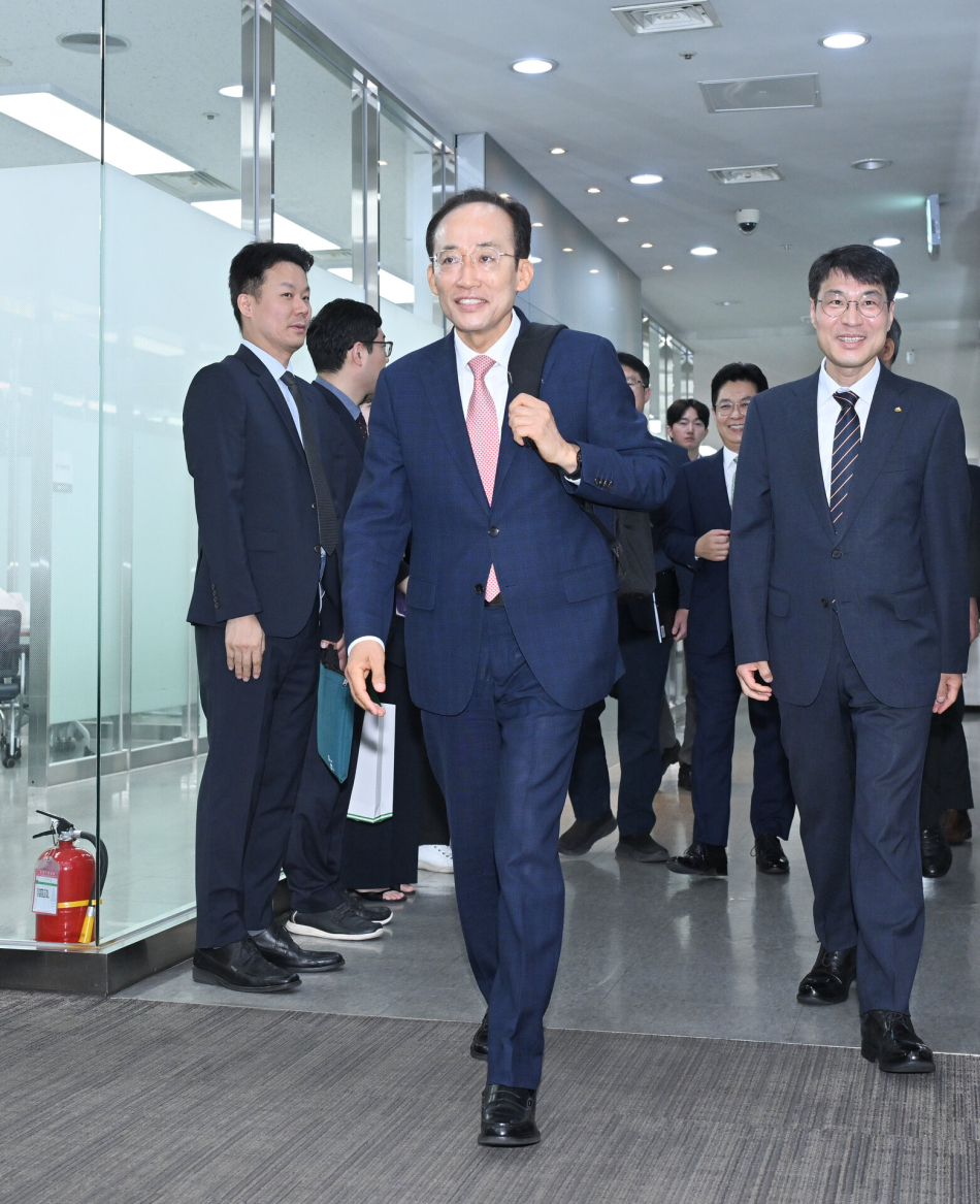 추경호 대구시장 당선인이 5일 대구정책연구원에서 대구시 업무보고를 받기 위해 이동하고 있다. 당선인 측 제공
