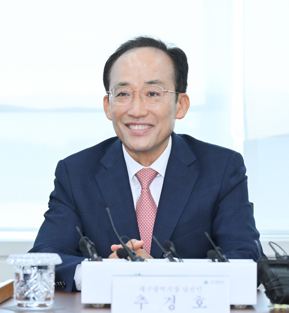 추경호 대구시장 당선인이 5일 대구정책연구원에서 김정기 대구시장 권한대행을 비롯한 대구시 관계자들의 업무 보고를 받고 있다. 당선인 측 제공