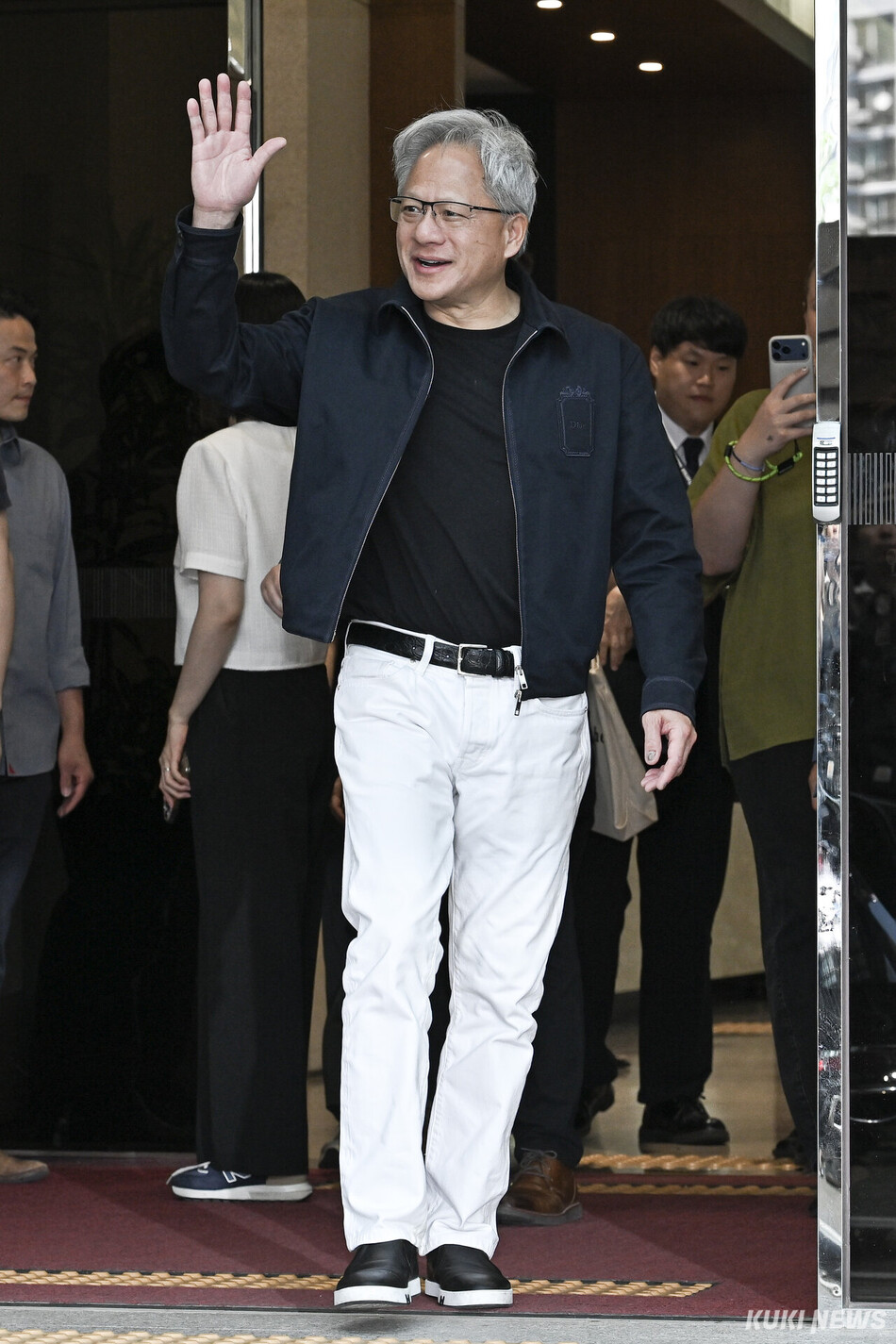 젠슨 황 엔비디아 최고경영자(CEO)가 5일 서울 강서구 서울김포비즈니스항공센터를 통해 입국해 팬들에게 인사를 하고 있다.