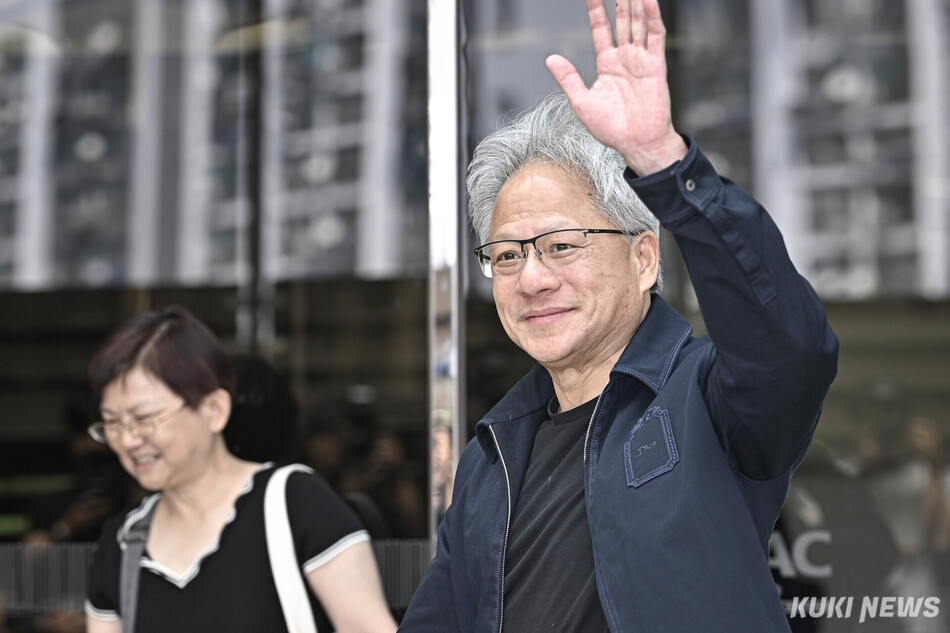 젠슨 황 엔비디아 최고경영자(CEO)가 5일 서울 강서구 서울김포비즈니스항공센터를 통해 입국해 팬들에게 인사를 하고 있다.