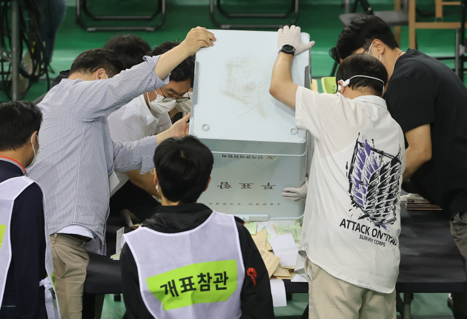 5일 서울 송파구 잠실7동 제2투표소에서 이송된 투표함이 개표소인 올림픽공원 핸드볼경기장에 도착해 참관인이 지켜보는 가운데 투표함을 열고 있다. 연합뉴스