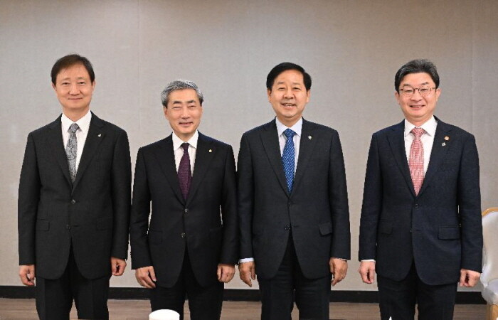 6월4일 서울 종로구 정부서울청사에서 열린 시장상황점검회의 시작에 앞서 기념사진을 찍고 있다. 왼쪽부터 이찬진 금융감독원장, 신현송 한국은행 총재, 구윤철 부총리, 이억원 금융위원장. 사진=재정경제부