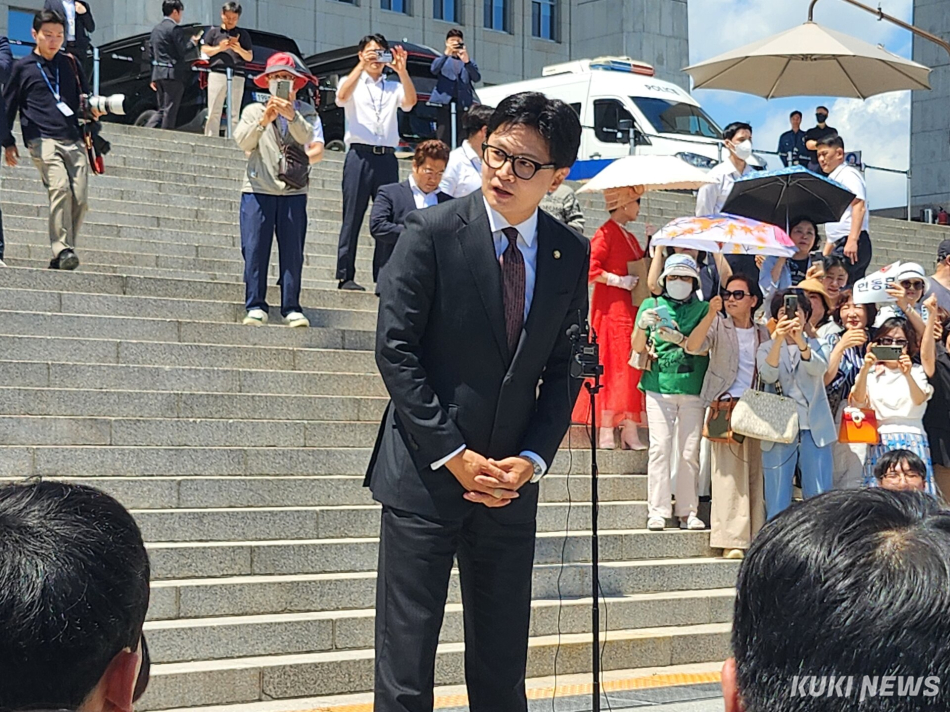 한동훈 무소속 의원이 5일 국회 본관 정문 앞 계단에서 발언하고 있다. 전재훈 기자
