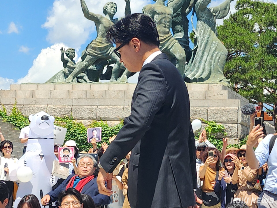 한동훈 무소속 의원이 5일 국회 본청 정문 앞 계단으로 들어서고 있다. 전재훈 기자