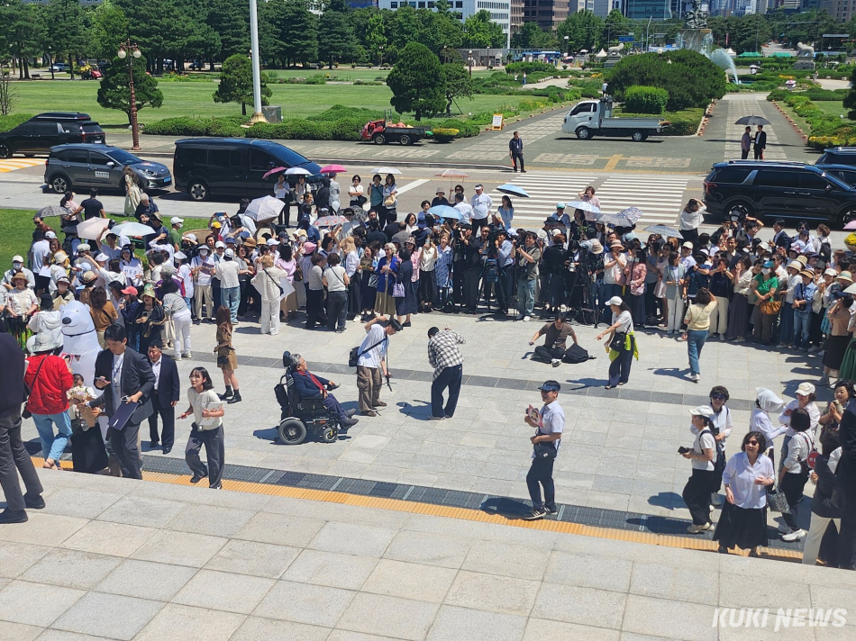 5일 국회 본청 정문 앞 계단에 모인 한동훈 무소속 의원의 지지자들 모습. 전재훈 기자