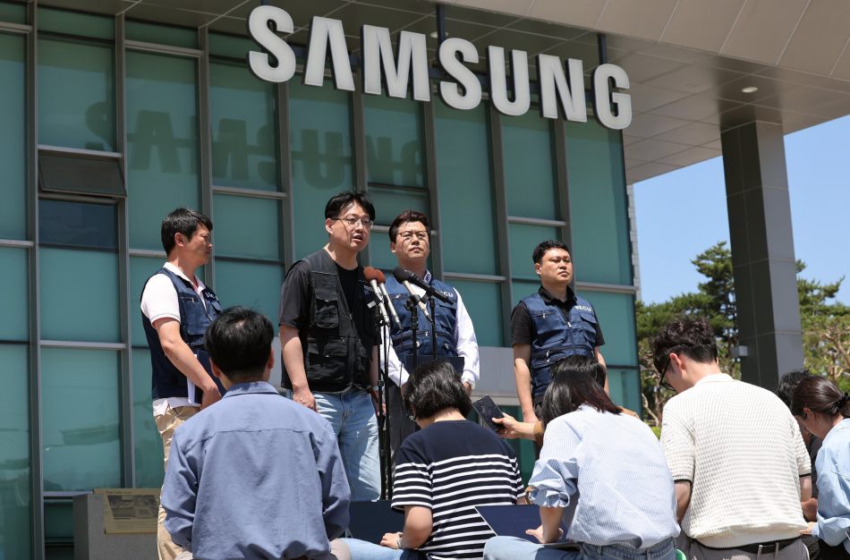 삼성전자 노사 임금협상 잠정합의안 찬반 투표가 시작되는 5월22일 오후 경기 수원시 삼성전자 정문 앞에서 디바이스경험(DX) 부문 직원들이 주축이 된 삼성전자 노동조합 동행(동행노조) 집행부가 잠정합의안 및 찬반투표 참여 범위에 대한 입장을 밝히고 있다.