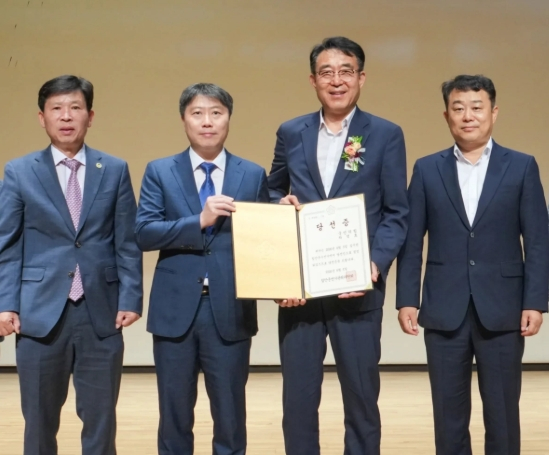 당선증을 받은 한 차석호 함안군수 당선인이 관계자들과 함께 기념촬영을 하고 있다.