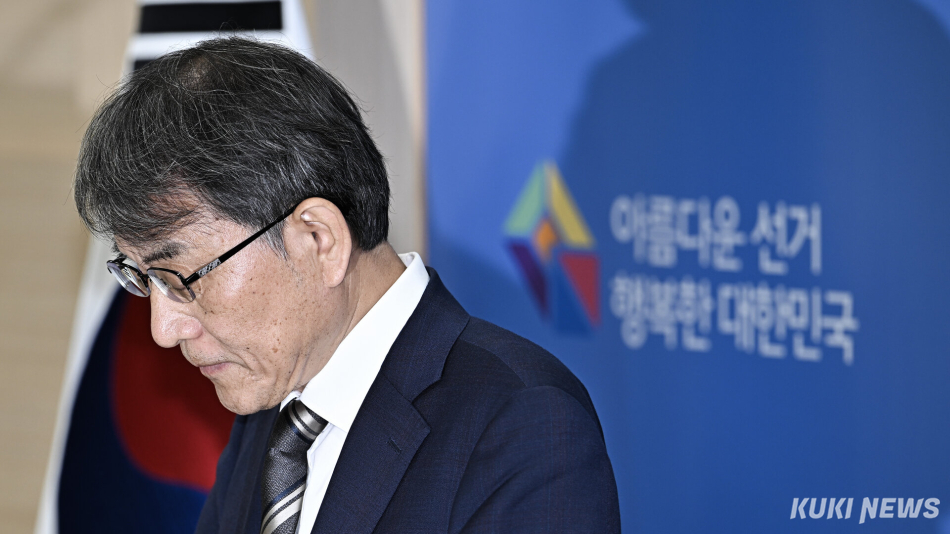 노태악 중앙선거관리위원장이 4일 경기 과천 중앙선관위에서 일부 투표소의 투표용지 부족 사태와 관련해 대국민 사과문을 발표하고 있다. 쿠키뉴스 자료사진
