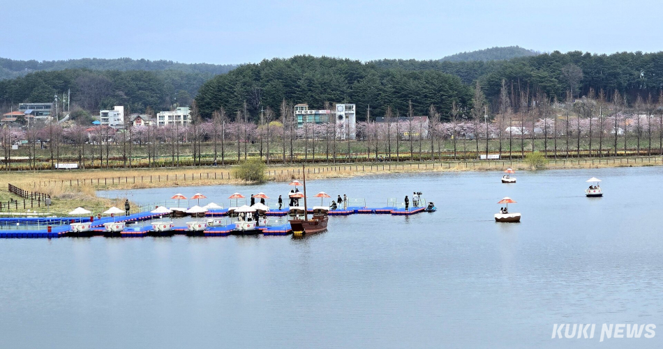 한국관광공사 데이터랩 빅데이터 분석에 따르면 올해 4월 강릉시 관광소비액은 약 640억원으로 집계되는 등 지난해와 2024년 동월보다 18.2%~9.8% 증가추세에 있다. 오죽헌 전통 뱃놀이 모습. 전인수 기자