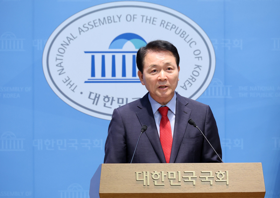 성일종 국민의힘 의원이 5일 국회 소통관에서 원내대표 출마 선언을 하고 있다. 연합뉴스