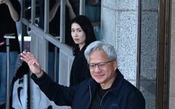 470만원 디올 셔츠 입더니…밤엔 다시 ‘그 옷’ 꺼내든 젠슨 황 [현장+]
