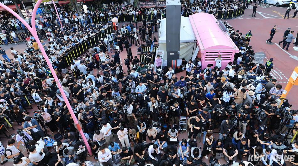 젠슨 황 엔비디아 최고경영자(CEO)와 최태원 SK회장, 구광모 LG회장, 이해진 네이버 의장과 삼겹살 회동이 열린 5일 서울 홍대 거리가 인파로 가득하다. 임은재 기자