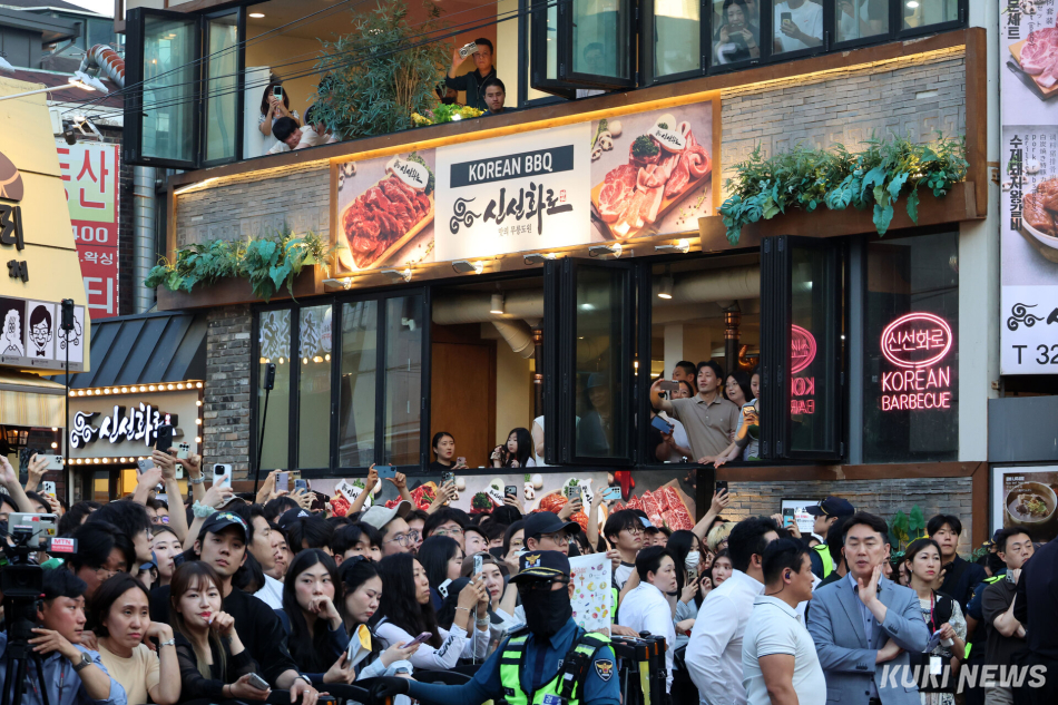 젠슨 황 엔비디아 최고경영자(CEO)와 최태원 SK회장, 구광모 LG회장, 이해진 네이버 의장과 삼겹살 회동이 열린 5일 서울 홍대 거리가 인파로 가득하다. 임은재 기자