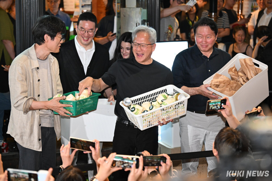 젠슨 황 엔비디아 최고경영자(CEO)와 최태원 SK회장, 구광모 LG회장, 이해진 네이버 의장이 5일 서울 마포구 서교동의 한 고깃집에서 열린 삼겹살 회동 중 밖으로 나와 바깥에 모인 시민과 취재진에게 음식을 전달하고 있다.