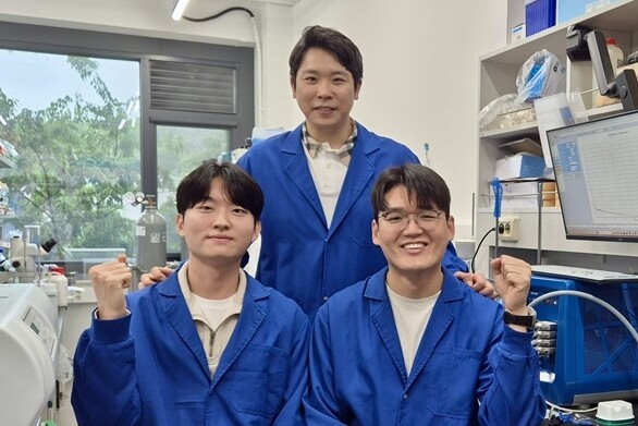 (왼쪽부터)이태경 박사과정, 박지민 교수, 오상연 박사과정. KAIST