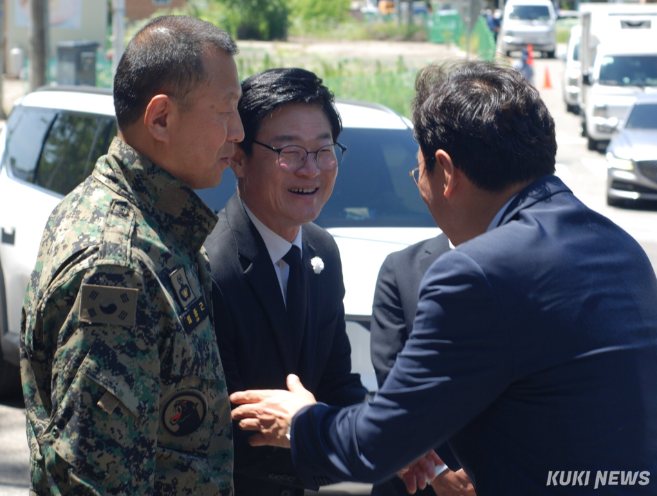 구자열(가운데) 원주시장 당선인과 원강수(오른쪽) 원주시장이 악수하고 있다. 원주=윤수용 기자