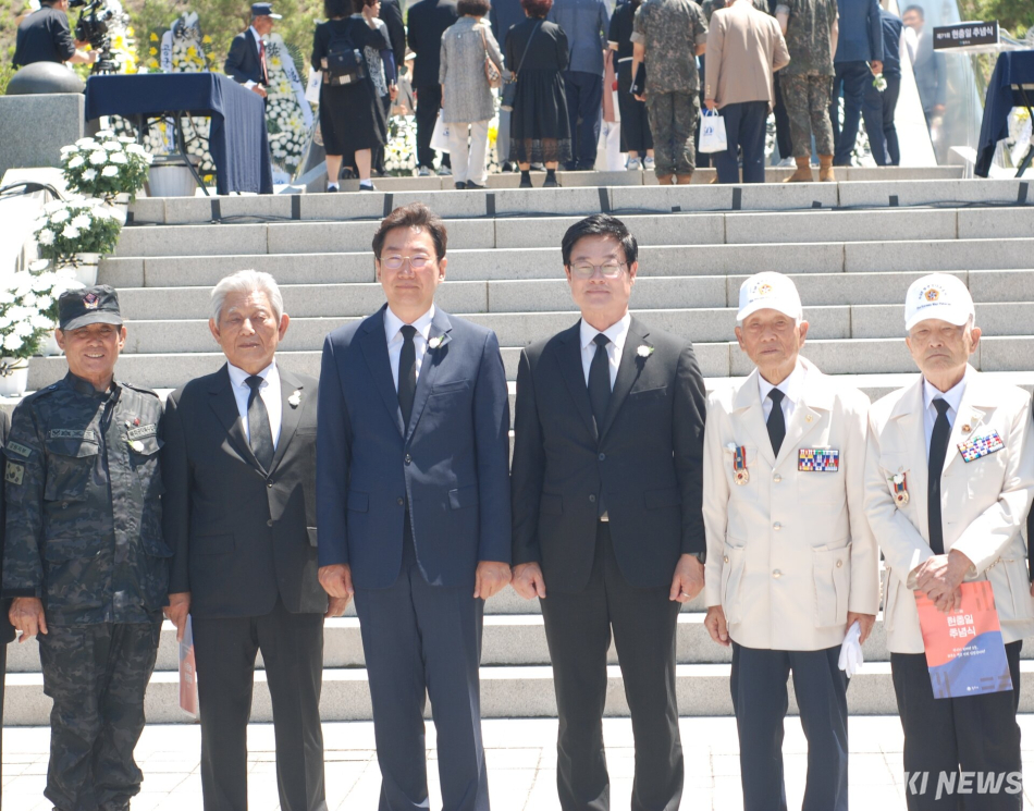구자열(오른쪽 세 번째) 원주시장 당선인과 원강수(왼쪽 세 번째) 원주시장이 원주시 보훈 단체장들과 나란히 기념촬영을 하고 있다. 원주=윤수용 기자