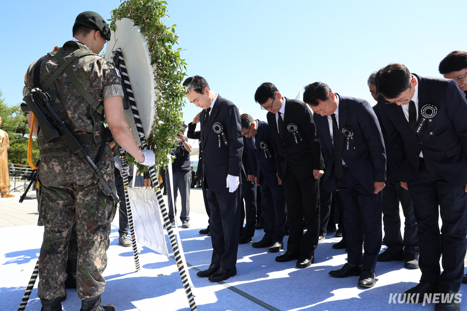 충남도는 6일 제71회 현충일을 맞아 내포신도시 충남보훈공원 충혼탑 광장에서 김태흠 지사와 김지철 충남교육감등이 참석한 가운데 추념식을 엄수했다. 충남도