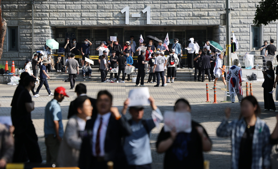 투표지 부족 사태를 규탄하며 재선거를 요구하는 ‘잠실 개표소 봉쇄 시위‘가 1박 2일째 계속되는 가운데 6일 개표소인 서울 송파구 올림픽공원 핸드볼경기장 앞에서 부정선거를 주장하는 시민들과 보수 성향 유튜버 등이 구호를 외치고 있다. 연합뉴스