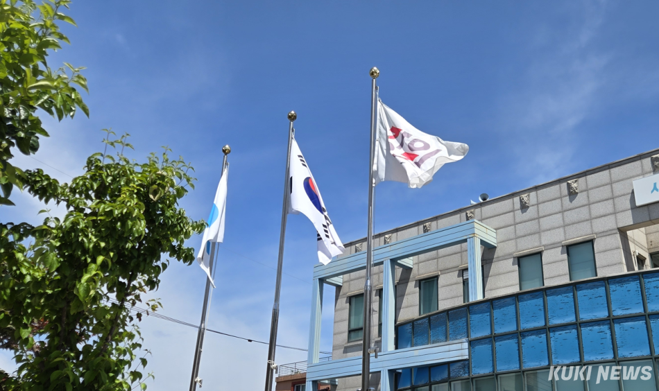 6일 현충일에 태극기 조기 게양을 하지 않은 춘천의 한 행정복지센터. (사진=태극기게양회)