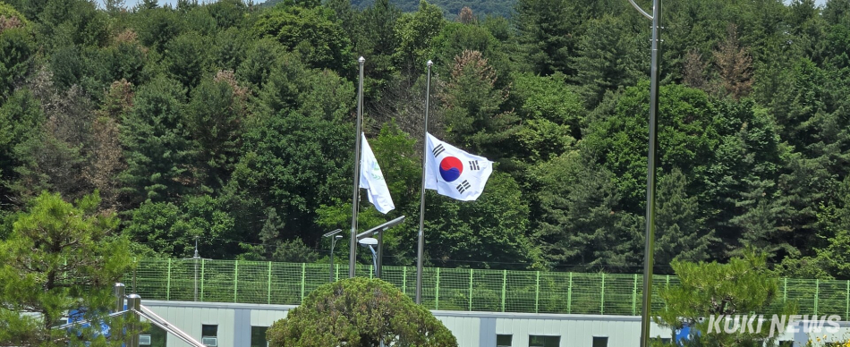 제71회 현충일인 6일 태극기를 조기 게양한 강원체육고등학교. (사진=태극기게양회)