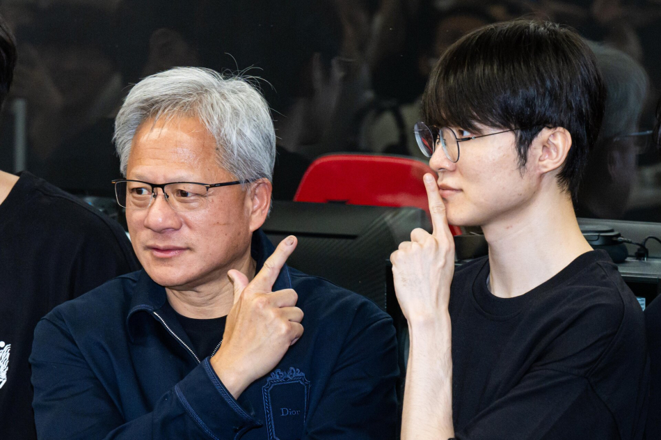 젠슨 황 엔비디아 최고경영자(CEO)가 지난 5일 서울 마포구 ‘T1 베이스 캠프’를 방문, 페이커 이상혁 선수와 포즈를 취하고 있다. 연합뉴스