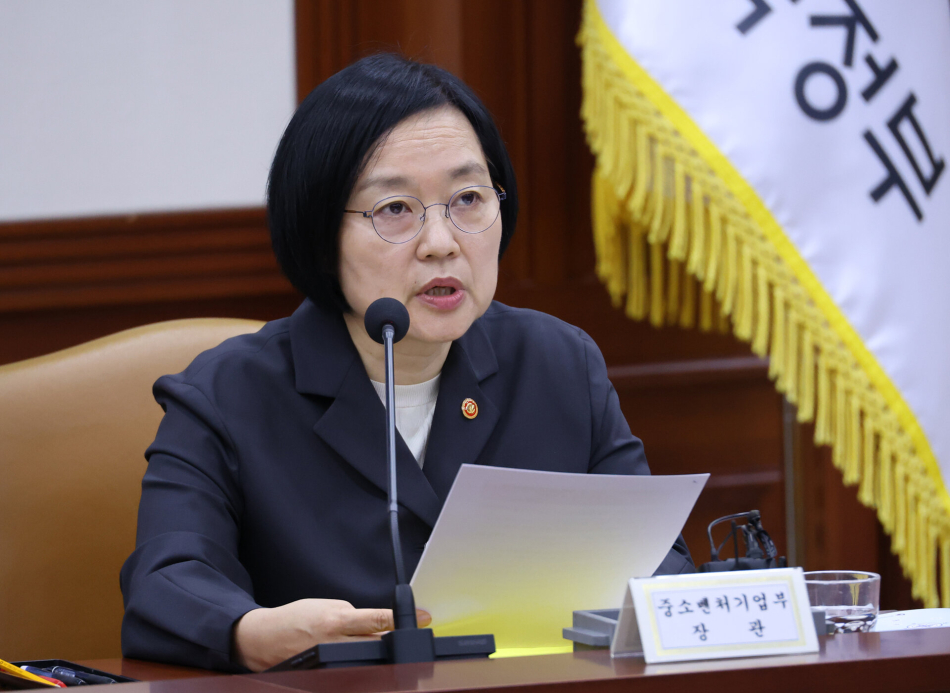 한성숙 중소벤처기업부 장관이 지난달 22일 서울 종로구 정부서울청사에서 열린 비상경제본부 회의 겸 경제장관ㆍ국가창업시대전략회의 및 부동산관계장관회의에서 모두의 창업 프로젝트 모집현황 및 향후 추진계획을 소개하고 있다. 연합뉴스