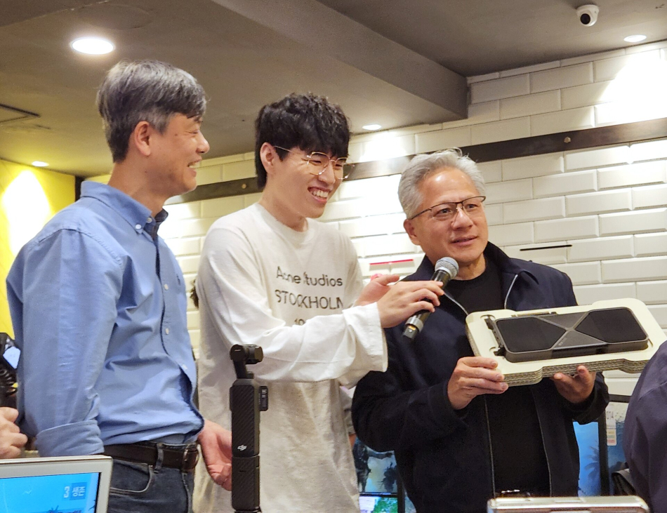 젠슨 황(오른쪽) 엔비디아 CEO가 서울 강남 PC방을 방문해 이용자들과 만남을 가졌다. 게임기자단
