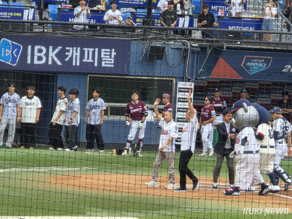 박정원 두산그룹 회장과 젠슨 황 엔비디아 CEO가 7일 오후 서울 잠실야구장에서 열린 두산베어스 홈경기에서 시타와 시구에 나섰다. 정우진 기자