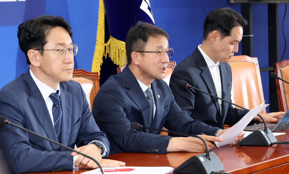 한병도 더불어민주당 원내대표가 7일 국회에서 6·3 지방선거에서 불거진 투표용지 부족 사태와 관련, 긴급 기자 간담회를 열고 있다. 연합뉴스