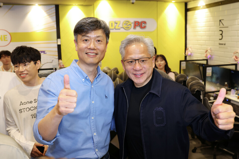 젠슨 황 엔비디아 CEO(오른쪽)와 장병규 크래프톤 의장이 7일 서울 강남구 PC방에서 깜작 회동을 가졌다. 크래프톤 제공