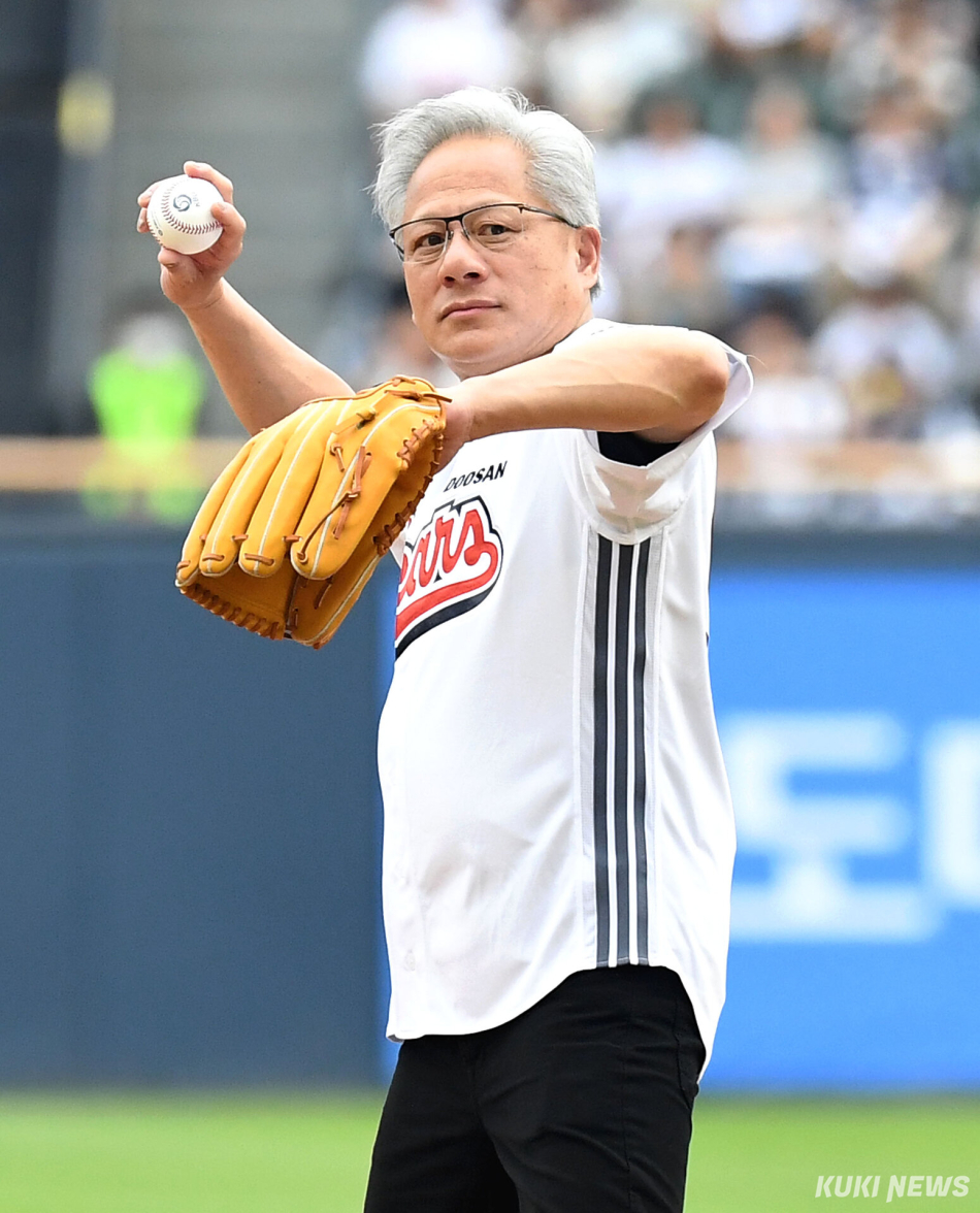 젠슨 황 엔비디아 최고경영자가 7일 잠실야구장에서 열린 KBO리그 두산과 키움의 경기에서 시구하고 있다.