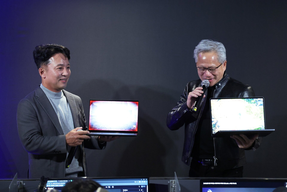 젠슨 황 엔비디아 CEO(오른쪽)와 김택진 엔씨 대표가 7일 서울 강남구 PC방에서 만났다. 엔씨 제공