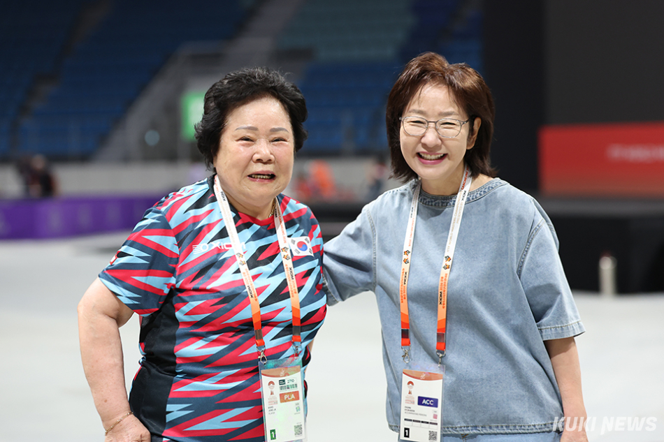 1973년 사라예보 세계탁구선수권대회 여자단체전 우승 주역 정현숙 한국여성탁구연맹 회장이 은퇴이후 2009년 출범한 한국여성탁구연맹을 중심으로 여성 스포츠 활성화와 생활탁구 저변 확대, 세계 교류를 위해 꾸준히 힘써온 결과 이번 XIOM 2026 강릉세계마스터즈탁구선수권대회 유치에 기여하면서 연맹소속 160여명과 함께 강릉 대회에 참가하며 남다른 감회를 느끼고 있다. 개막식에서 대표선서를 했던 강정자(왼쪽) 선수와 함께. 80대 강정자 선수는 이번 대회 한국 최 고령 참가자다. 조직위 제공