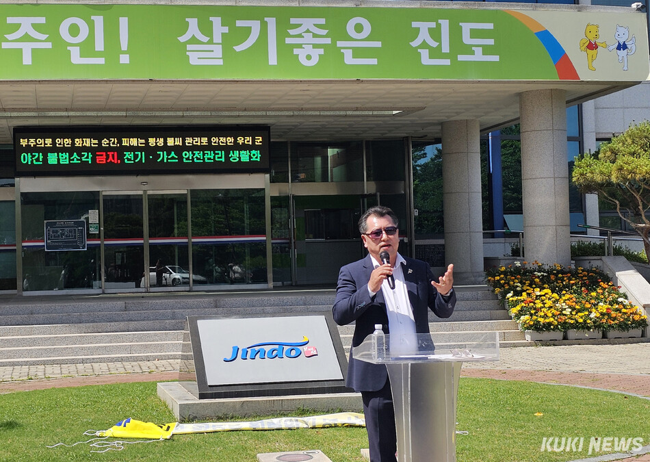 인터넷 언론사 대표인 강지훈 씨는 지난 5일 진도군청 앞에서 기자회견을 열고 이 당선인의 공직선거법상 ‘허위사실 공표죄’ 여부를 판단해 달라고 주장했다. /신영삼 기자