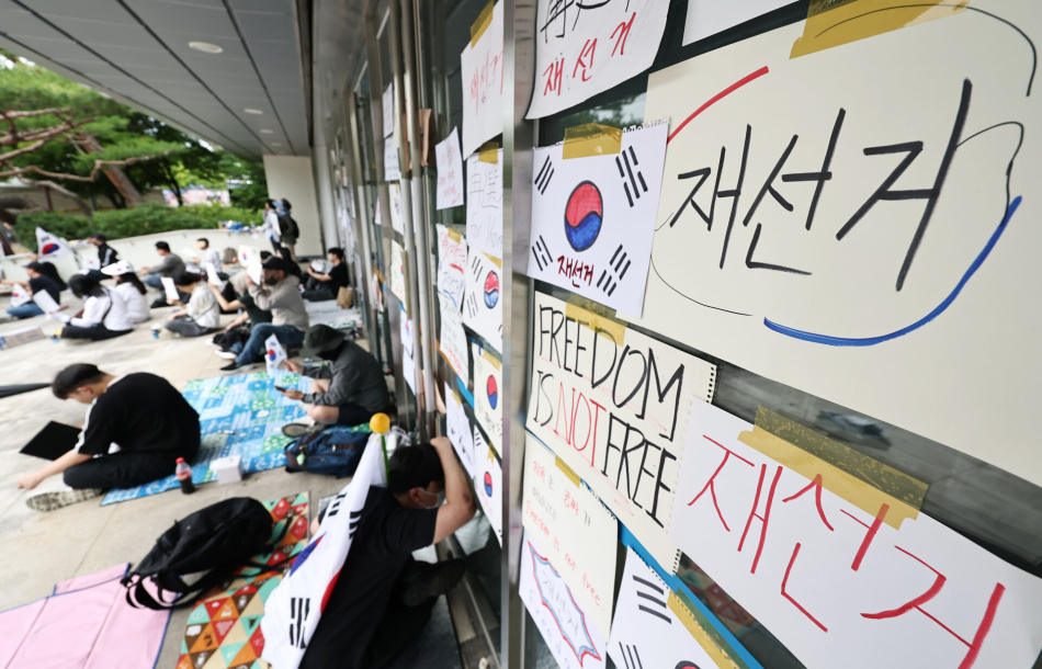 6·3 지방선거 투표지 부족 사태를 규탄하며 재선거를 요구하는 잠실 개표소 봉쇄 시위가 계속되고 있는 7일 서울 송파구 올림픽공원 핸드볼경기장 앞 매표소 부스에 재선거를 요구하는 문구 등이 적힌 종이가 붙어있다. 연합뉴스