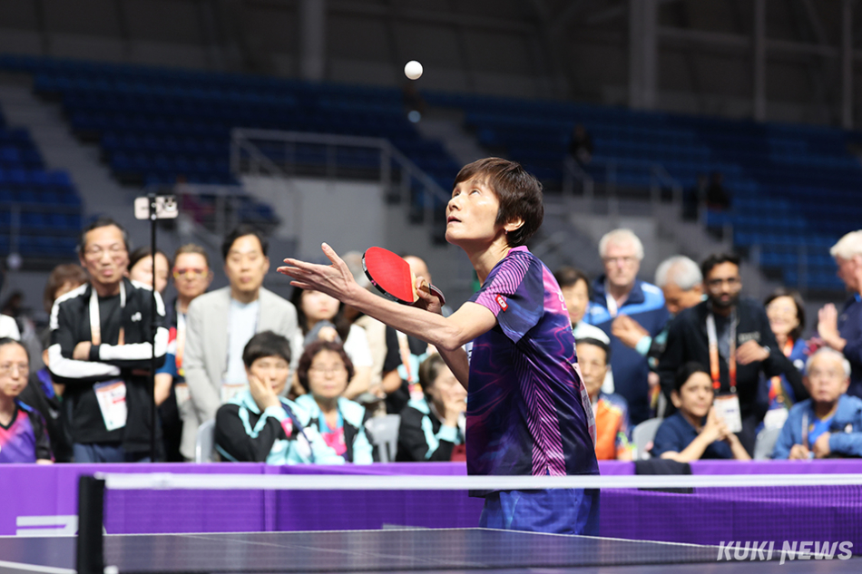 1988 서울올림픽 금메달리스트 현정화 2026 강릉세계마스터즈탁구선수권대회 집행위원장이 이번 대회 1호 선수로 직접 참가, 7일 저녁 강 릉 오발(스피드스케이팅경기장)에서 열린 여자 55~59세부 단식 예선 4그룹에서 3전 전승을 거두고 본선 토너먼트(128강)에 올랐다. 현정화 집행위원장 경기 모습. 조직위 제공