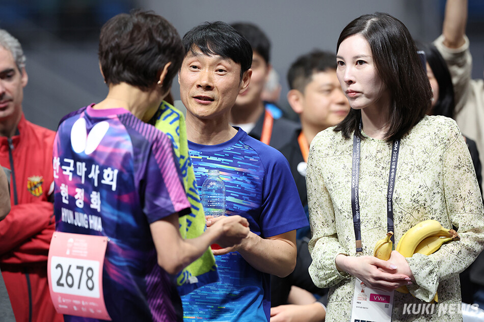 1988 서울올림픽 금메달리스트 현정화 2026 강릉세계마스터즈탁구선수권대회 집행위원장이 이번 대회 1호 선수로 직접 참가, 7일 저녁 강릉 오발(스피드스케이팅경기장)에서 열린 여자 55~59세부 단식 예선 4그룹에서 3전 전승을 거두고 본선 토너먼트(128강)에 올랐다. 박상준 한국마사회 감독괴 채문선 전 대한탁구협회 부회장(탈리다쿰 대표)이 벤치에서 조언하고 있다. 조직위 제공