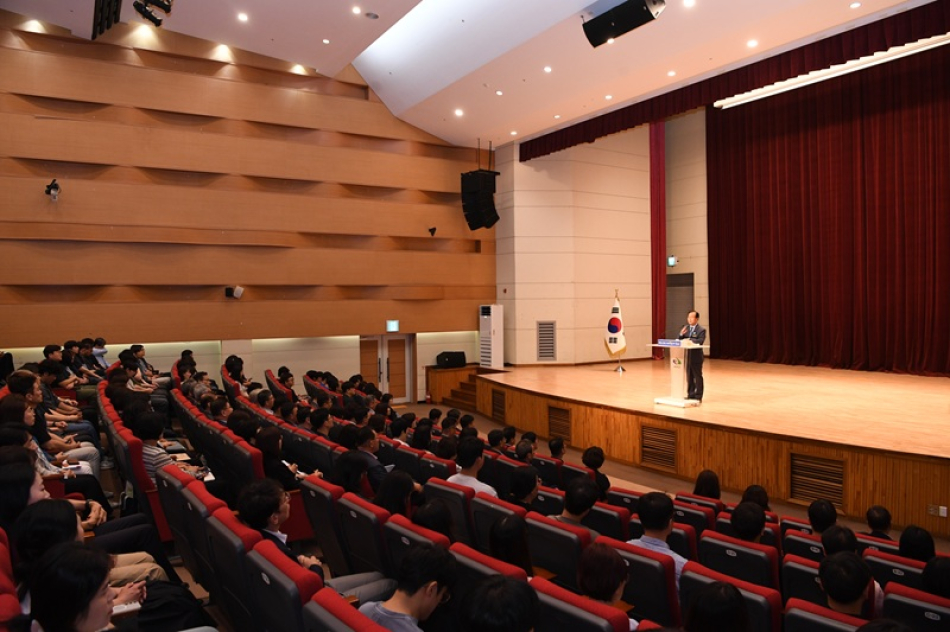 유희태 완주군수가 8일 직무 복귀 후 첫 직원 월례회에서 민선9기 정책 구상을 설명하고 있다.
