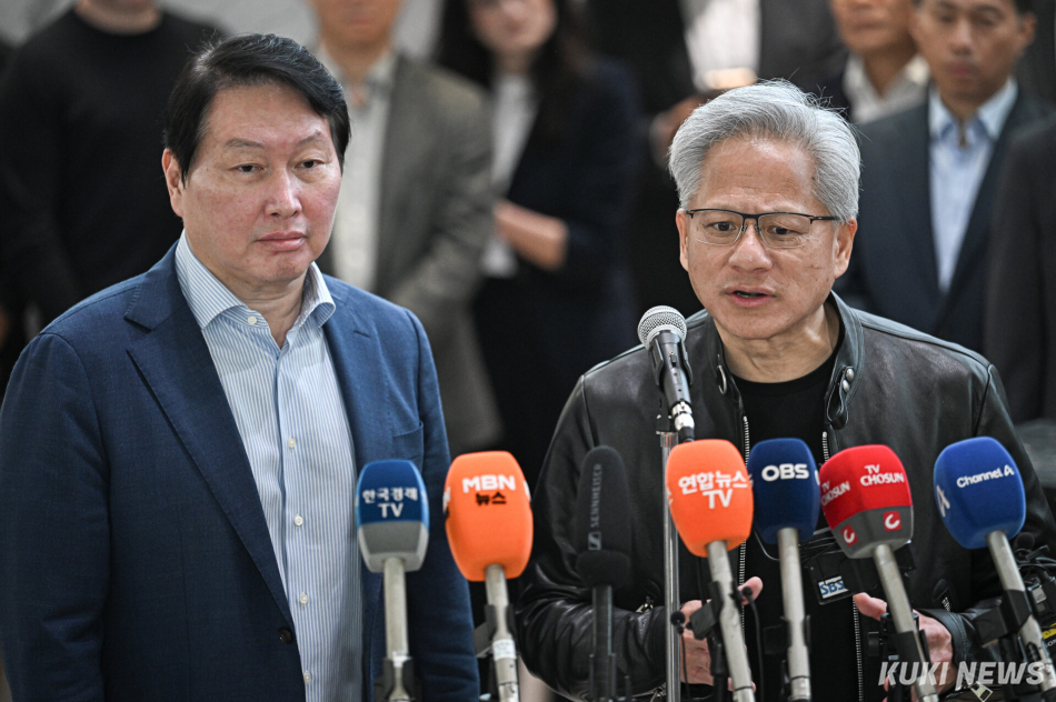 젠슨 황 엔비디아 CEO와 최태원 SK그룹 회장이 8일 오전 종로 SK서린빌딩에서 양사의 협력관계 관련 브리핑을 진행했다. 남동균 기자